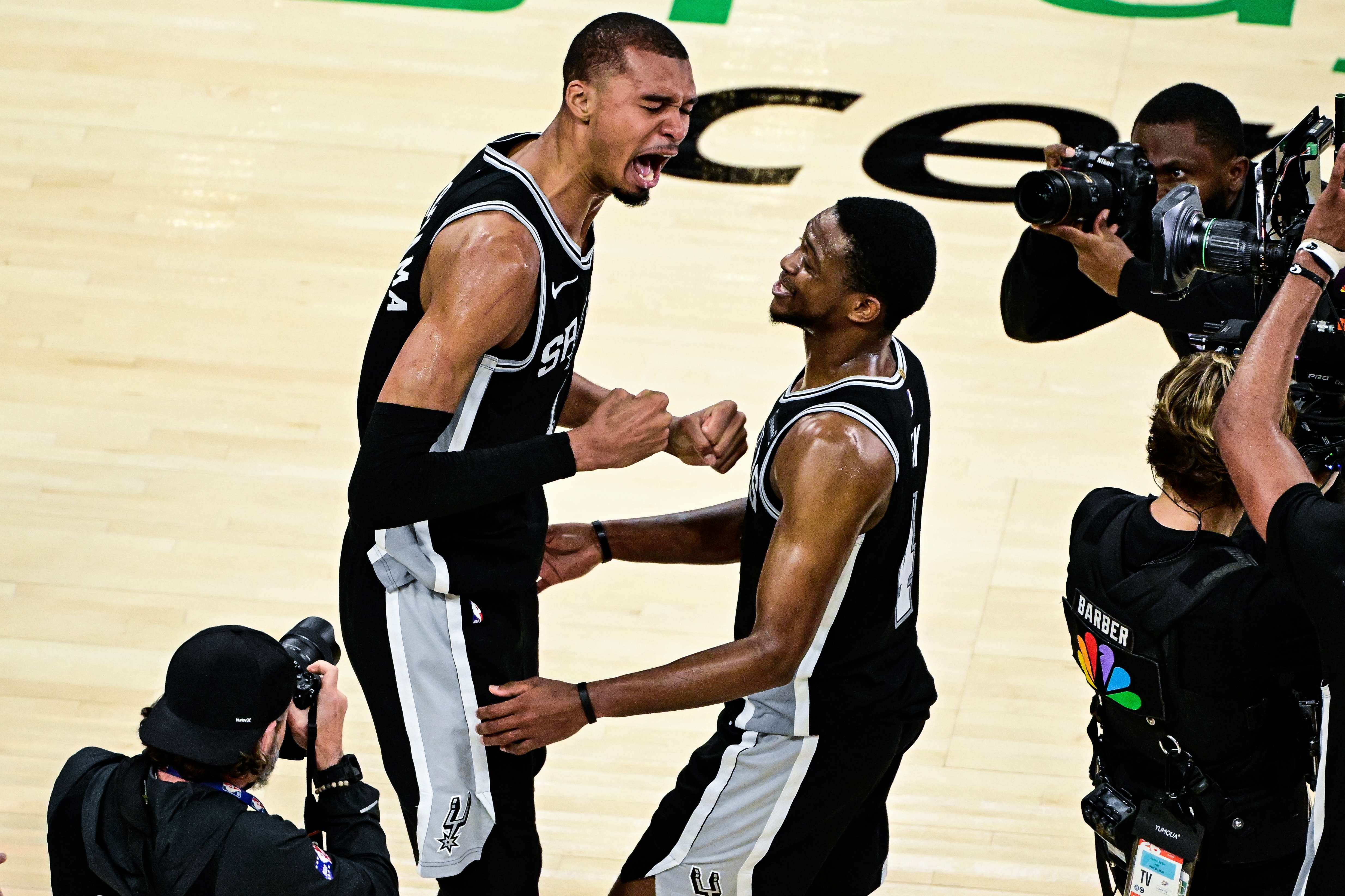 火箭媒体人：詹姆斯22岁总决赛首战16中4 文班可以打消G1投篮焦虑